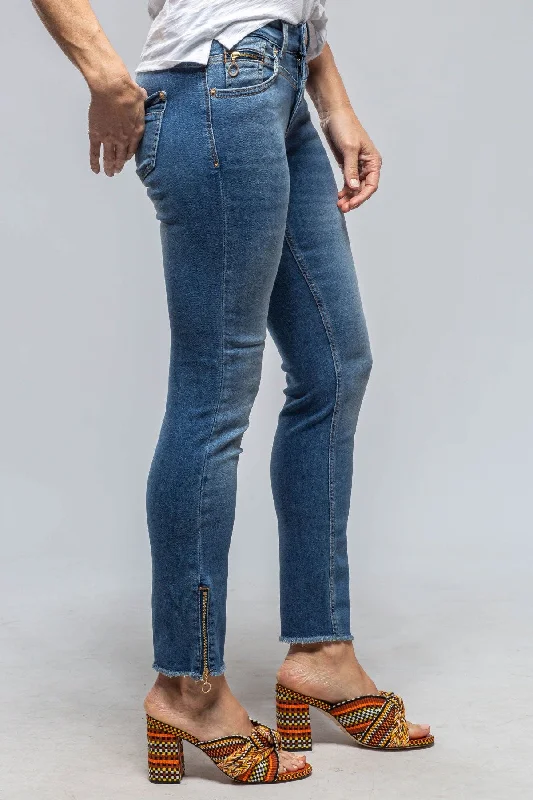 MAC Rich Slim Chic in Authentic Indigo